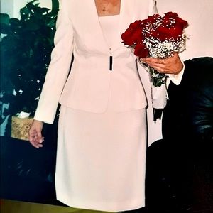 TAHARI size 8 white suit like new!